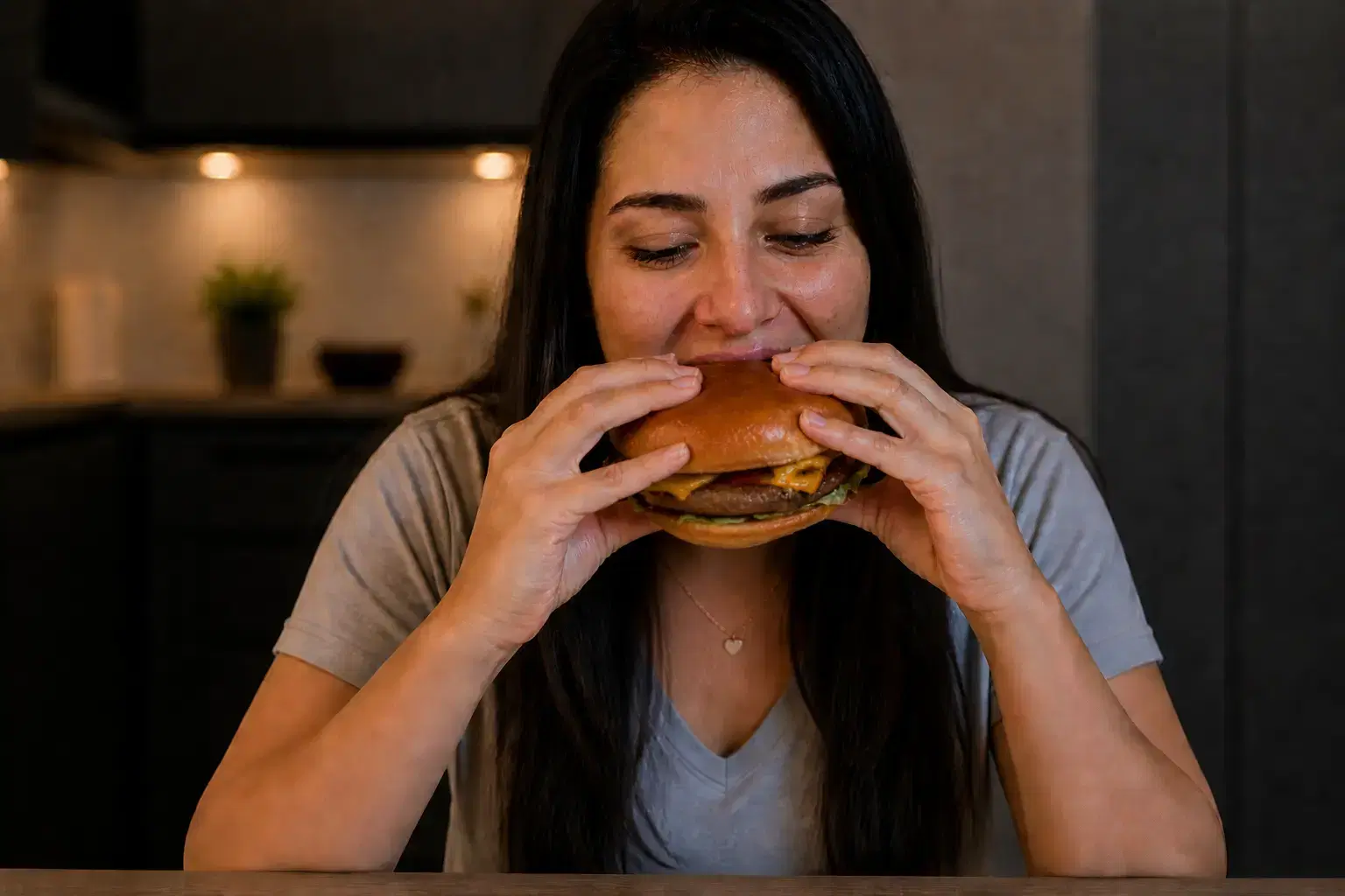Mulher com fome à noite